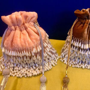 Hermosa perla trabajo Latcan & Zari bordado tela de seda patrón de avestruz 2022 colección elegante bolsa Potli para fiestas bodas - Product Image 1