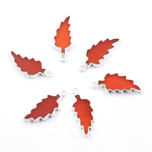 Pendentif en onyx rouge de 23 à 25 mm avec bélière en forme de feuille plaqué argent pour la fabrication de bijoux - Product Image 1