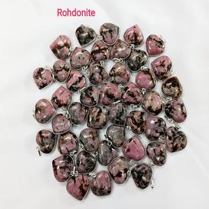 Colgantes en forma de corazón de cristal natural de rodhonita rosa con borde de plata, artesanías de piedra semipreciosa galvanizada, cantidad a granel - Product Image 1