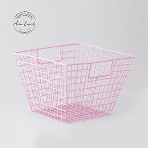 Cesta de almacenamiento de alambre resistente Construcción de metal duradera Organización versátil para el hogar Uso multiusos Acento de decoración elegante - Product Image 2