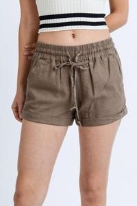 Short élégant pour femmes Tissu confortable et durable respirant pour une tenue décontractée de tous les jours avec un design moderne et élégant - Product Image 2