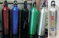 Bouteille d'eau mousqueton en aluminium personnalisée en gros bouteille d'eau vague moderne bouteille d'eau isolée sous vide bouteille d'eau étanche