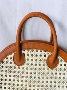 Bolso de Mimbre de Ratán con Cuero Vacuno Genuino Marrón Claro con Cierre de Cremallera - Product Image 4