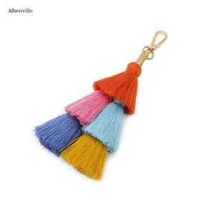 Keychains कीरिंग Pompom के साथ इंद्रधनुष लटकन नए गहने महिलाओं के लिए कुंजी लटकन थोक