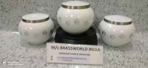 Urna de cremación de mascota blanca ODYSSEY, conjunto de tres suministros funerarios, grabado de pata de plata de alta calidad - Product Image 2