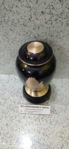 Laiton noir priant main urne fournitures funéraires par Brassworld Inde - Product Image 2