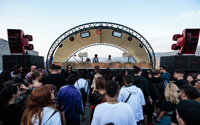 Hugcitadela — stand dj Festival, arc en aluminium, toit rond, triangle, présentoir en toile PVC, tente blanche et haut-parleurs