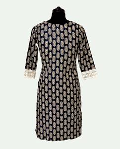 Top Negro Estampado con Bordado Estilo Kachhi / Kurti para Mujer / Diseños de Kurti para Coser - Product Image 4