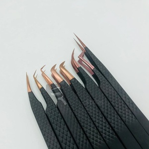 Pinzas de pestañas de oro rosa y negro con logotipo personalizado, herramienta de belleza de acero sostenible de alta precisión, extensión de pestañas de volumen probada a mano - Product Image 1