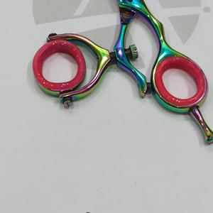 กรรไกรตัดผมแฟนซีไทเทเนียมหลายสีที่สามารถเคลื่อนย้ายได้หนึ่งชิ้นพร้อมที่วางสกรูและที่วางนิ้วแบบปรับได้ - Product Image 2