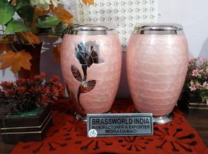 Urna de Latón Tricolor con Grabado de Rosas por BRASSWORLD INDIA, Artículos Funerarios para Adultos de Estilo Americano con Diseño Elegante - Product Image 2