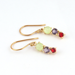 Triple piedra facetada corte Prehnita con amatista y cuarzo rojo gota pendiente latón 18K chapado en oro hecho a mano gota colgante pendiente - Product Image 1