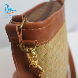 Sac à bandoulière en cuir avec des herbiers décor - Product Image 6