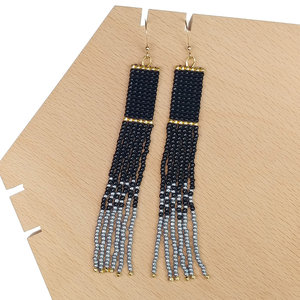   Pendientes Largos de Borla con Cuentas Negras y Grises Hechos a Mano - Felicidad Artesanal - Product Image 1