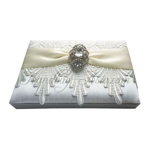 ผ้าไหมงาช้างและลูกไม้เชิญงานแต่งงานกล่องที่มีเข็มกลัด - Product Image 1