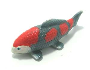 Aimant de figurine de poisson japonais artificiel en polyrésine pour la décoration de la maison et le souvenir du Vietnam - Product Image 1