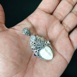 Pendentif en os de lune sculpté individuellement à la main Bali 100% avec breloque en argent sterling 925 pour fiançailles - Product Image 1