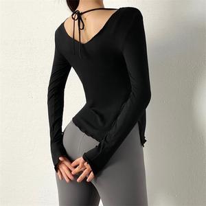 Camiseta deportiva de manga larga para mujer, ropa sexy con cuello de pico y encajes en la espalda, personalizada, para yoga y deportes - Product Image 2