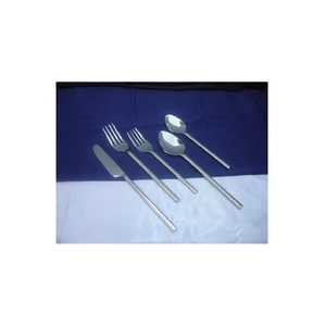 Couverts Ensemble avec Boîte 304 En Acier Inoxydable Mat Couleur Personnalisée Logo De Luxe Hôtel De Mariage Vente Chaude Faible QUANTITÉ MINIMALE DE COMMANDE Or et Noir Arc-En- - Product Image 2