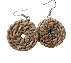 Pendientes bohemios de ratán de madera hechos a mano, nuevos diseños - Product Image 1