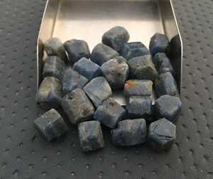 Saphir bleu naturel non traité pierre précieuse brute de qualité supérieure fabrication de bijoux en pierre tendance faits à la main - Product Image 4