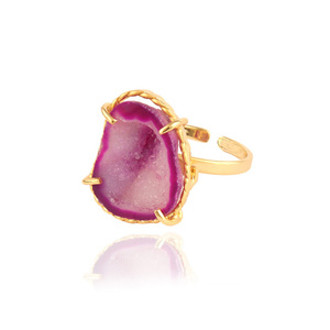 Bague en agate géode druse violette chaude, plaquée or 18 carats, faite à la main, sertie à griffes, réglable, cristal druse irrégulier - Product Image 1