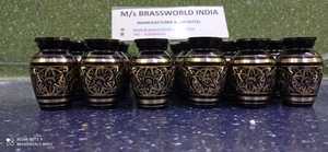 Recuerdo grabado en oro y negro de latón, urna de cremación, suministros funerarios, BRASSWORLD, INDIA - Product Image 2