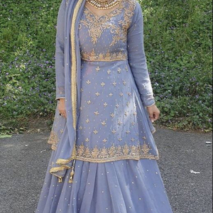 2022 haut long Lehenga robe ornée de perles de verre en cristal Dabka travail brodé mariage/fête porter dentelle bouton naturel - Product Image 1