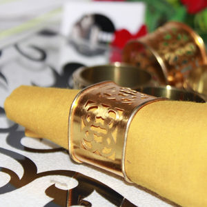 Anneaux de serviette en laiton tissé de fleurs pour décor de table de mariage et de fête exportés d'Inde - Product Image 1