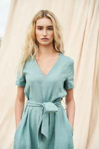 เดรสยาวทรงทางการแขนสั้นแฟชั่นล่าสุด ผ้าลินินเครป 100% สีฟ้าอ่อน คอวี ติดกระดุม ระบายอากาศได้ดี - Product Image 2