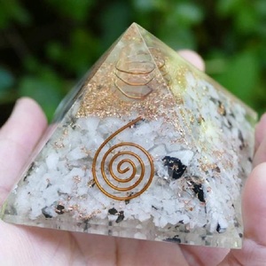 Vente en gros pyramides d'orgonite: magnifique pyramide d'orgonite en pierre de lune arc-en-ciel naturelle avec bobine de cuivre: cristaux de guérison - Product Image 2