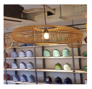 Lampe en rotin artisanale avec de nombreuses formes pour décorer une maison vintage - Product Image 2