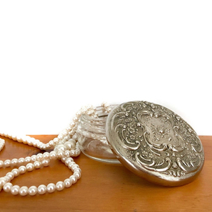 De Nuestros Manos a los Tuyos, Porta Joyas Vintage |   Plato Redondo Barroco Plateado con Adornos para Joyas - Product Image 1