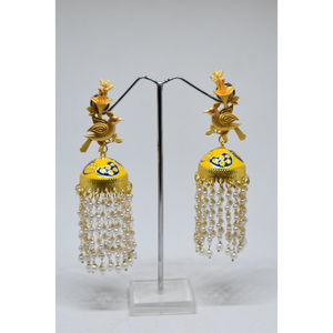 Pendientes de aro largos tipo jhumka con diseño de pavo real, acabado mate dorado tradicional meenakari, para niñas y mujeres. - Product Image 1
