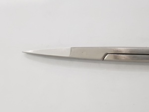 Tijeras Dentales Iris de 11.5 cm, Rectas y Curvas, Reutilizables, Manuales, de Acero Inoxidable, Certificación CE Clase II, Instrumento Dental Plateado 5+ - Product Image 4