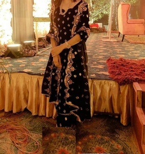 Longue Kurta brodée de luxe avec ensemble de pantalons pour mariage et fête indiens/pakistanais - Product Image 1