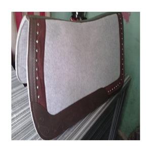Tapis de selle western en feutre de laine gris naturel 32" x 32" avec coque en cuir et rembourrage en coton LLT - Product Image 1