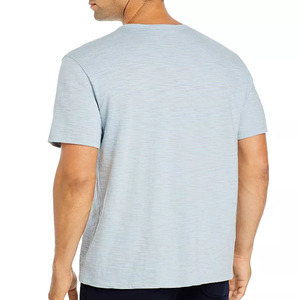 Camiseta Henley de verano OEM Premium en blanco, color azul claro, para hombre, personalizada con impresión de logotipo. - Product Image 4