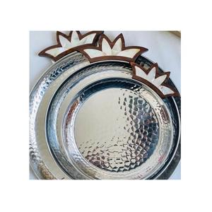 Lot de trois plateaux alimentaires de différentes tailles en acier inoxydable, plateau de service à dessert martelé avec manche en bois - Product Image 1