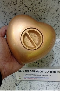 Urna de cremación para mascotas de corazón plateado de estilo americano con dos patas doradas Suministros funerarios de metal de Brassworld India - Product Image 3