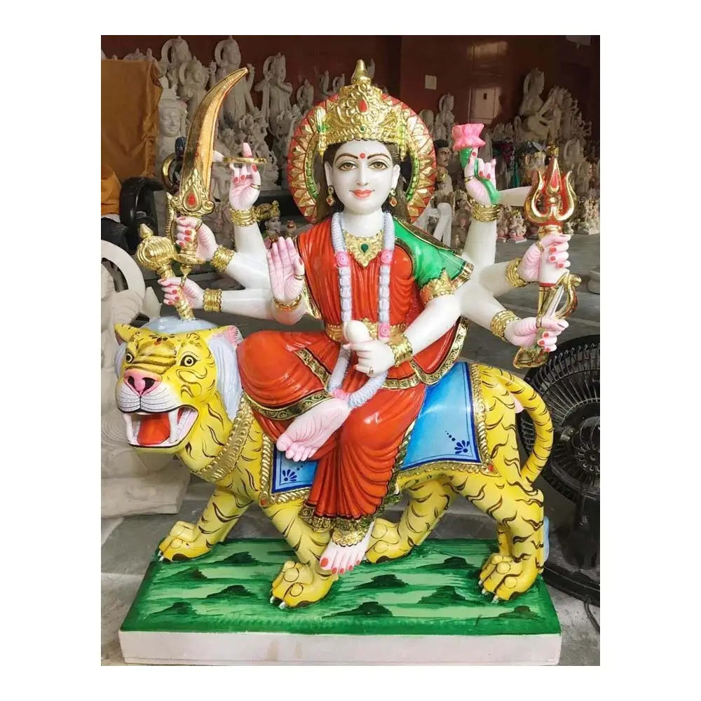 Bellissimo marmo multicolore Durga Maa seduto sulla statua del leone