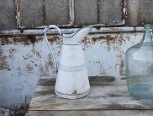 Pichet à thé en métal blanc émaillé - Product Image 2