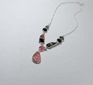 Collier pendentif vintage élégant en argent sterling avec pierre précieuse tourmaline rose et verte pour femme, idéal pour les fêtes et les occasions romantiques - Product Image 1
