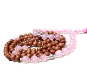 Cuentas de madera de cristal de cuarzo rosa para mujer, collar hecho a mano con cuentas de corazón de Chakra para artista indio, 108 - Product Image 3