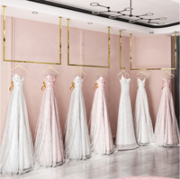 Support mural de présentation de vêtements pour boutique de mariée, rail suspendu au plafond en métal doré pour robe de mariée