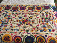 Fournisseur fiable de literie en coton brodée ethnique antique Suzani Prix de gros Couvre-lit ouzbek asiatique Tapisserie bohème