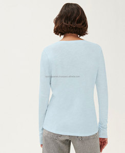 เสื้อยืดผู้หญิง OEM ผ้าฝ้ายพรีเมียม ระบายอากาศดี ทรงหลวมใส่สบาย สำหรับฤดูร้อน ผลิตจากโรงงาน รับผลิตแบรนด์ส่วนตัว - Product Image 2