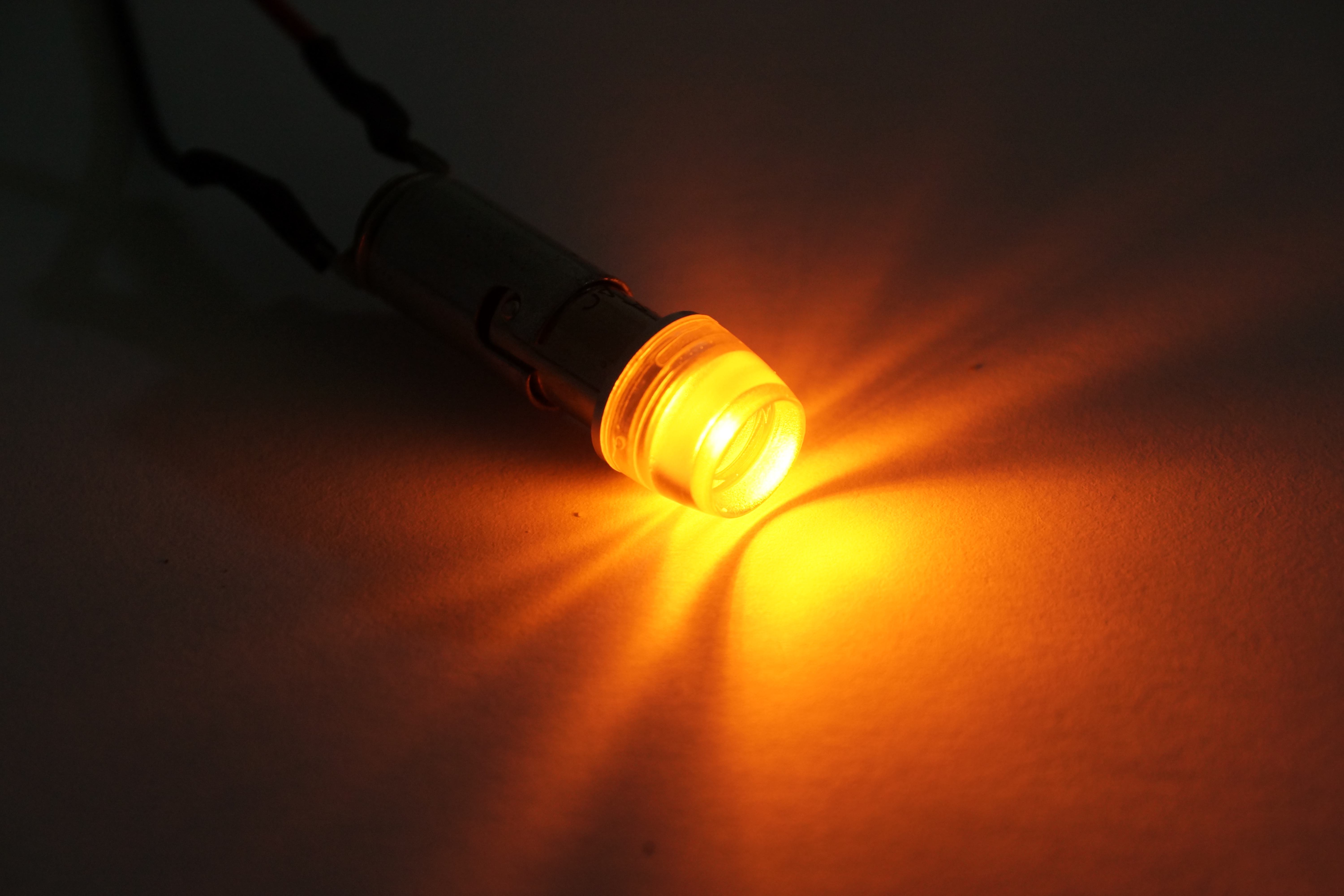 สีเหลือง