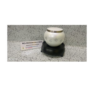 Suministros funerarios de latón blanco para mascotas, ODYSSEY con huella de pata de plata - Product Image 1