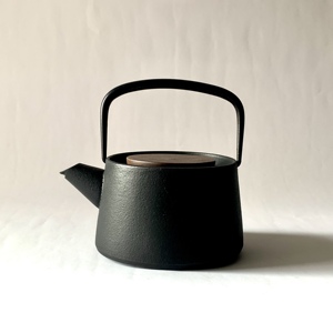 Tetera de Hierro Fundido Tetu Diseñada por Makoto Koizumi, Boquilla Antigoteo, Nanbu Tekki, Hecha en Japón - Product Image 1